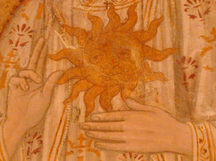 particolare del sole in grembo a Maria