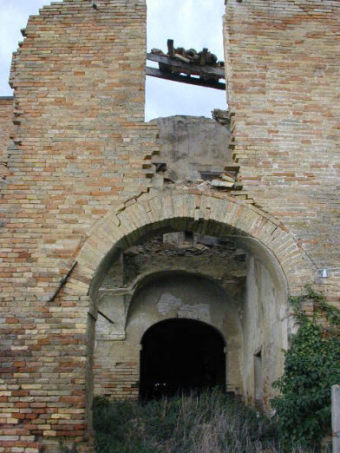 Particolare in degrado dell'antico convento francescano